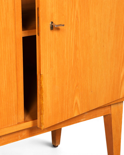 Hauptstadt Möblerei Hellerau Schrank Modell 602 aus hellem Echtholz mit Vintage Metallschloss und konischen Beinen