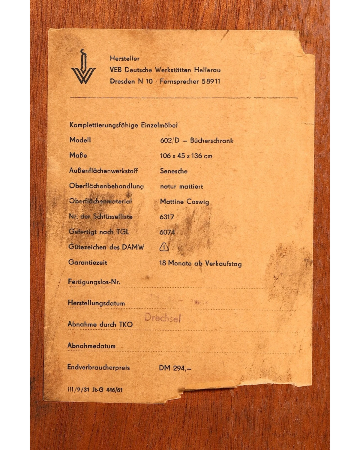 Originales Typenschild des Hauptstadt Möblerei Hellerau Schrank Modell 602 von Franz Ehrlich auf Holzoberfläche