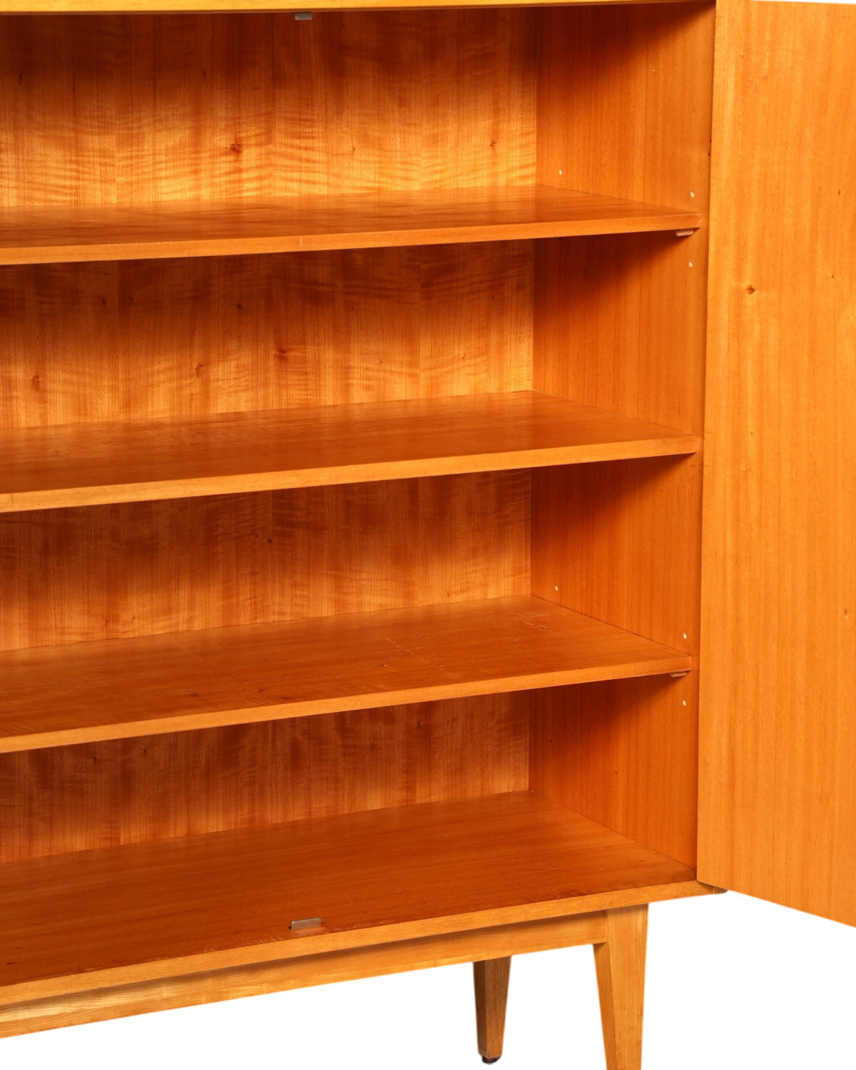 Hauptstadt Möblerei Hellerau Highboard Modell 602 von Franz Ehrlich aus Holz mit sichtbarer Maserung und Regalböden