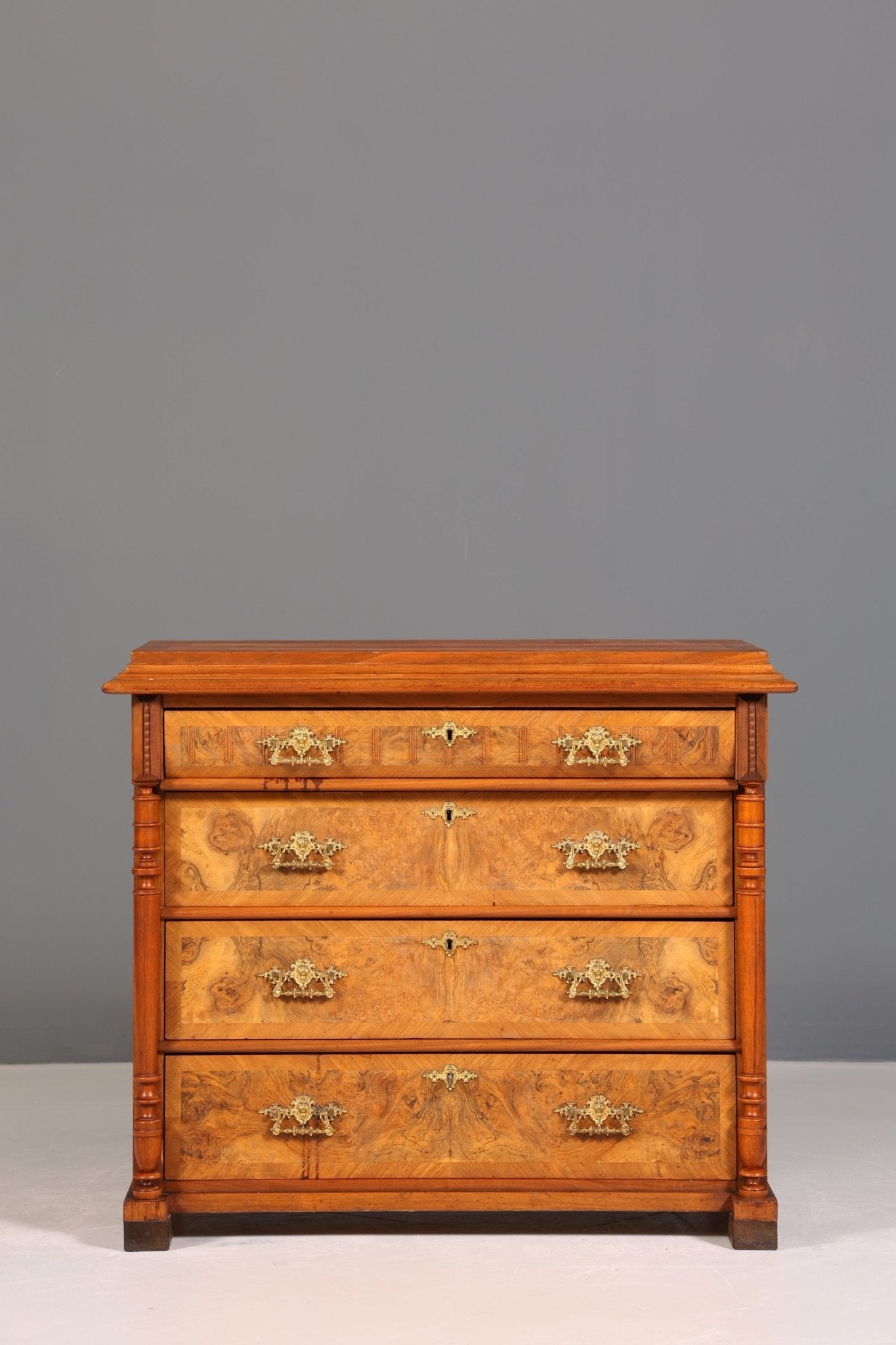 Traumhafte Gründerzeit Kommode Louis Philippe Vertiko Nussbaum Sideboard um 1880