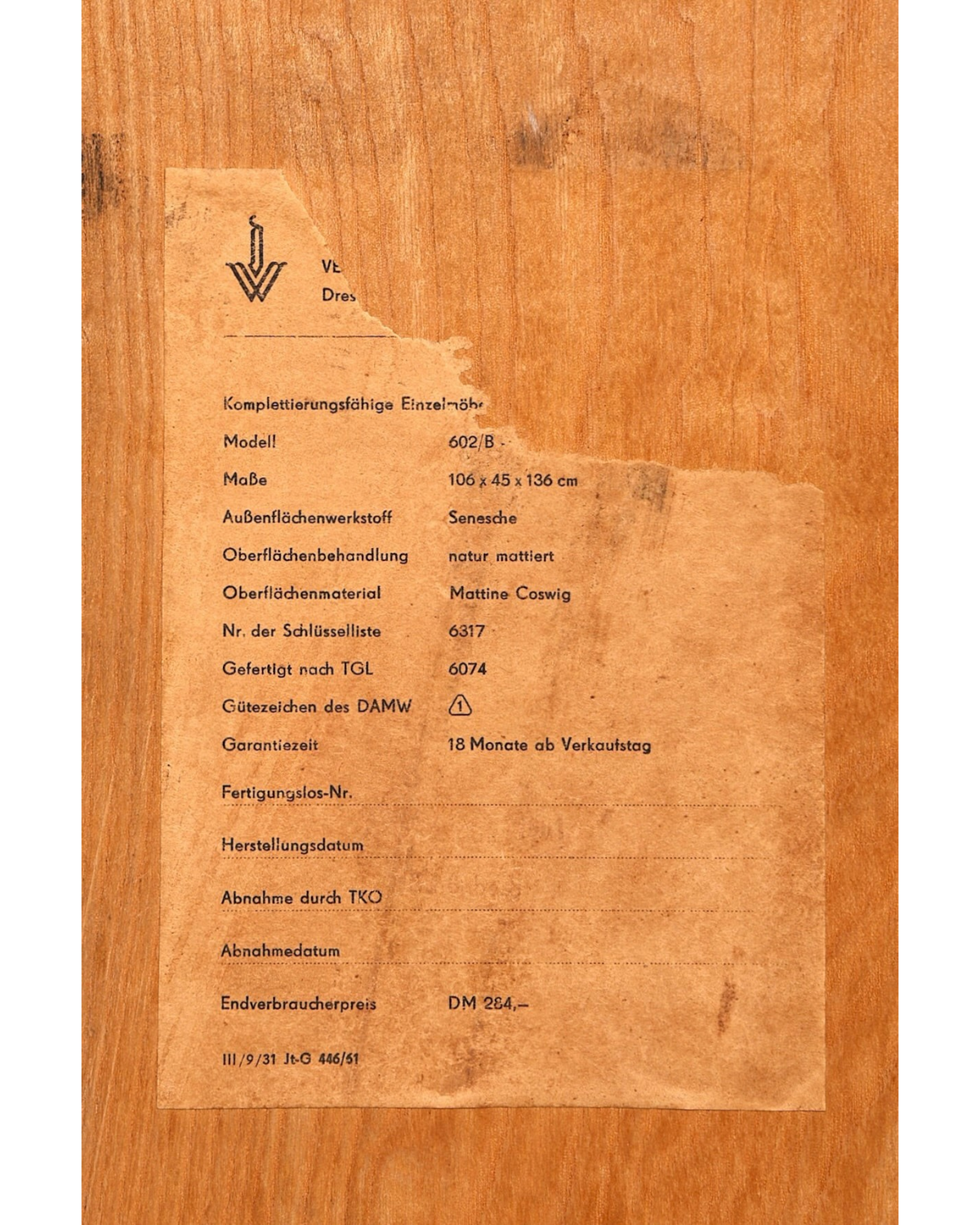 Originales Typenschild des Hellerau Highboards Modell 602 von Franz Ehrlich bei Hauptstadt Möblerei auf Holzfurnier