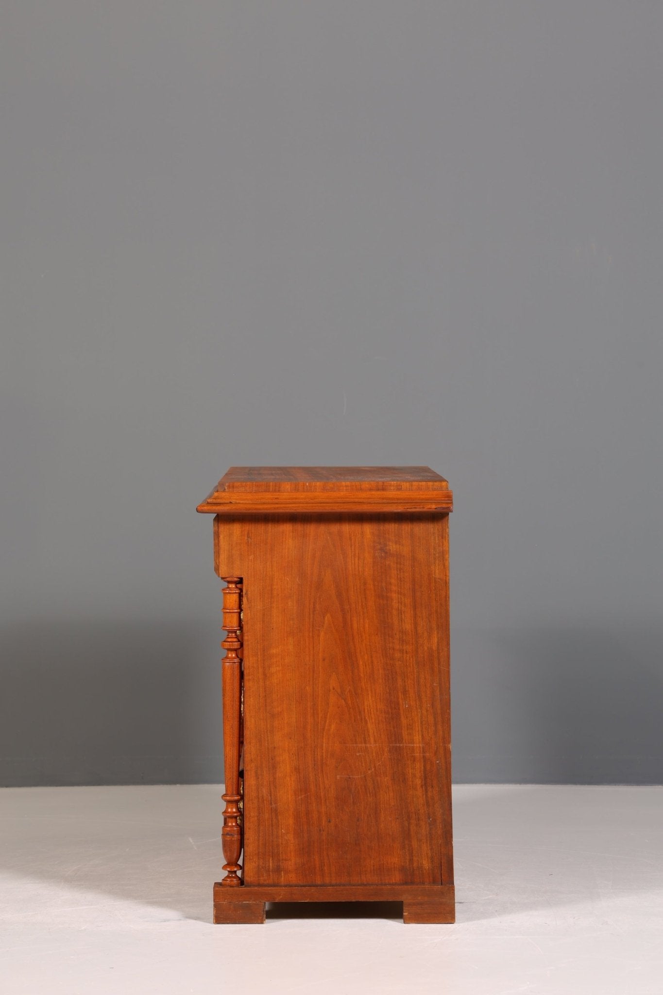 Traumhafte Gründerzeit Kommode Louis Philippe Vertiko Nussbaum Sideboard um 1880