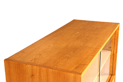 Hauptstadt Möblerei Hellerau Schrank Modell 602 aus Echtholz mit Glasschiebetüren im Mid Century Design