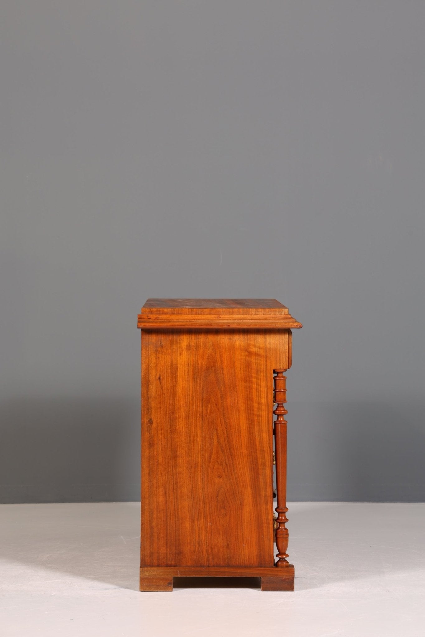 Traumhafte Gründerzeit Kommode Louis Philippe Vertiko Nussbaum Sideboard um 1880