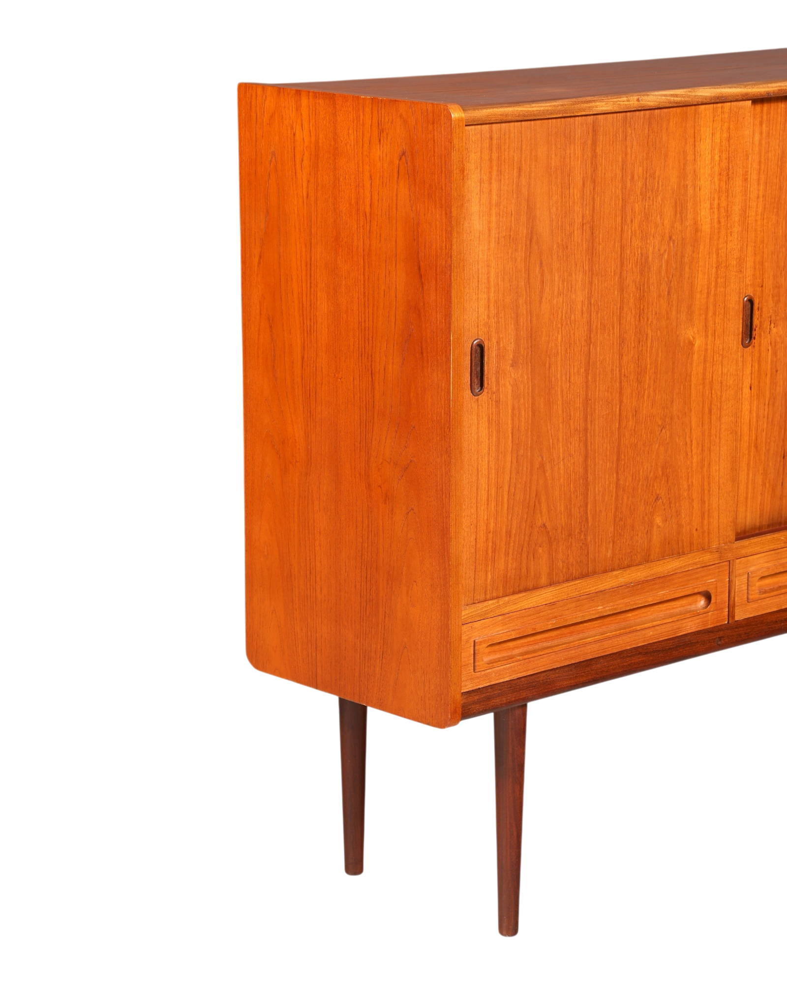 Hauptstadt Möblerei Mid Century Highboard aus Teakholz mit Schiebetüren und konischen Beinen im Danish Design
