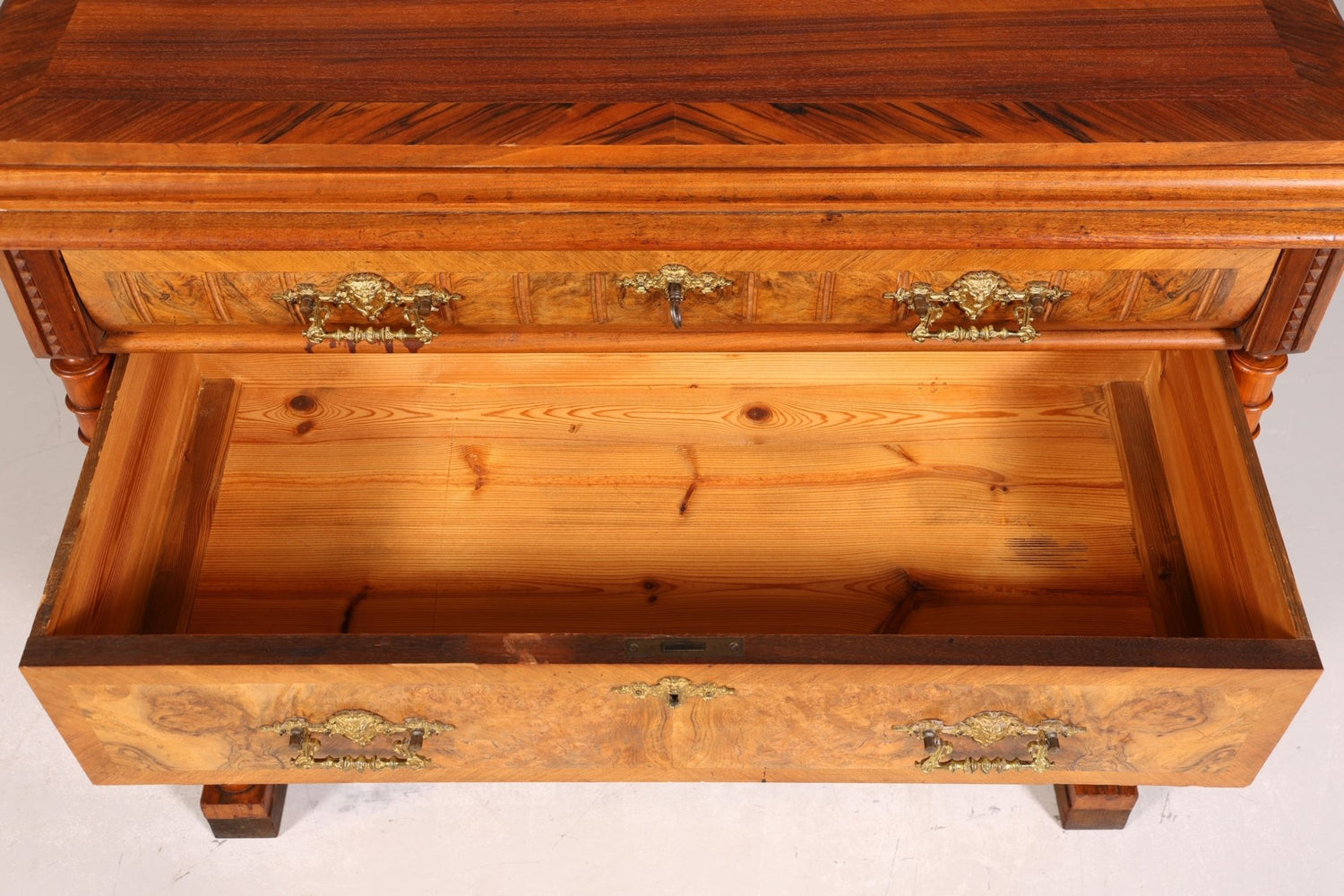 Traumhafte Gründerzeit Kommode Louis Philippe Vertiko Nussbaum Sideboard um 1880