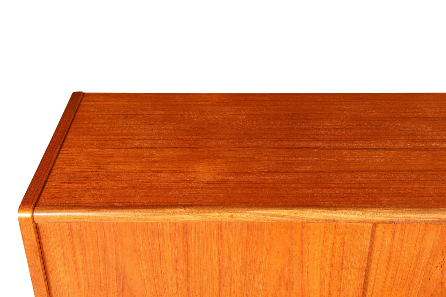 Hauptstadt Möblerei Mid Century Highboard aus massivem Teakholz mit markanter Maserung im skandinavischen Design