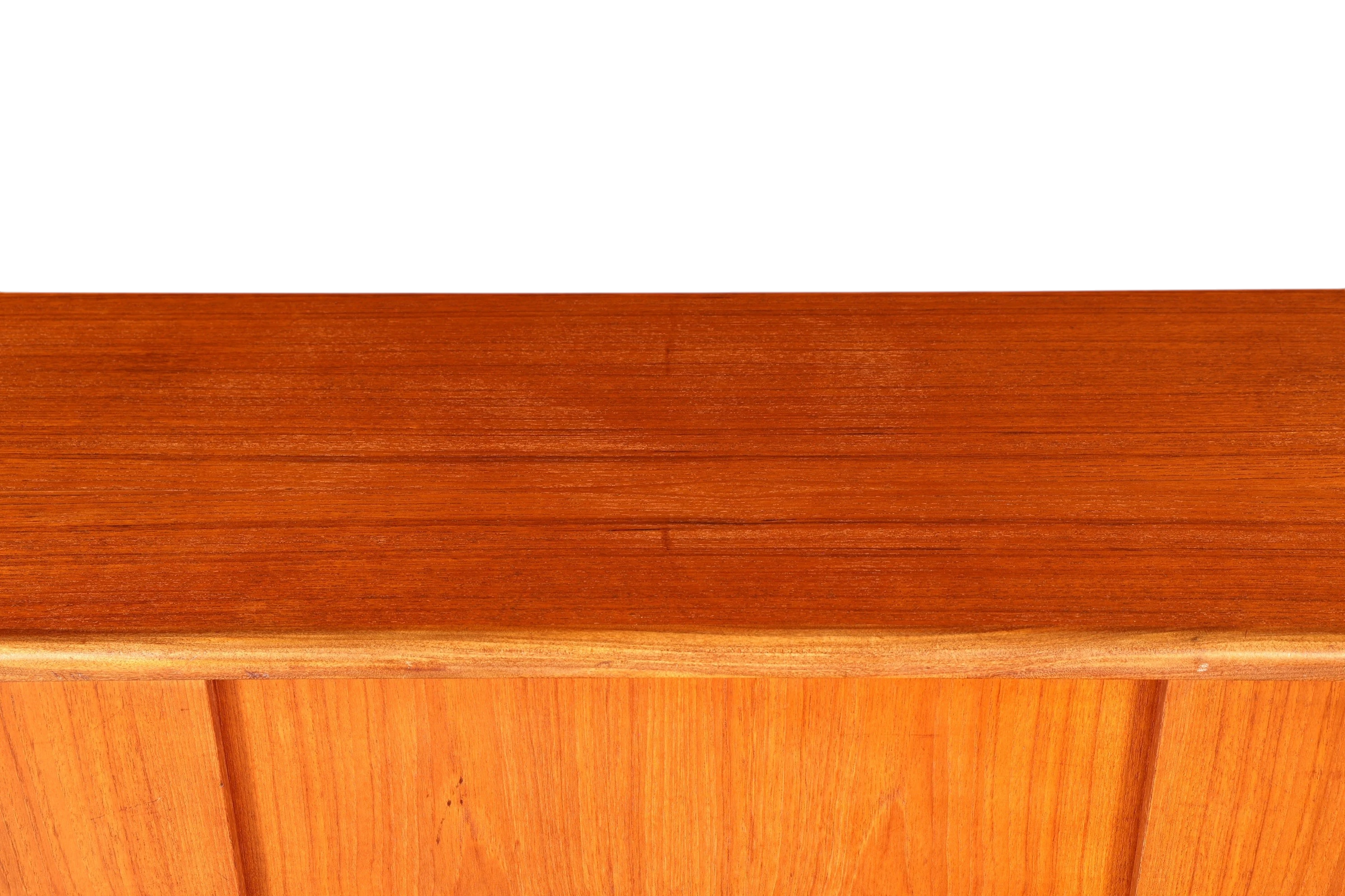 Hauptstadt Möblerei Mid Century Highboard aus Teakholz mit markanter Maserung im skandinavischen Danish Design Stil