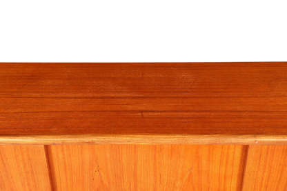 Hauptstadt Möblerei Mid Century Highboard aus Teakholz mit markanter Maserung im skandinavischen Danish Design Stil