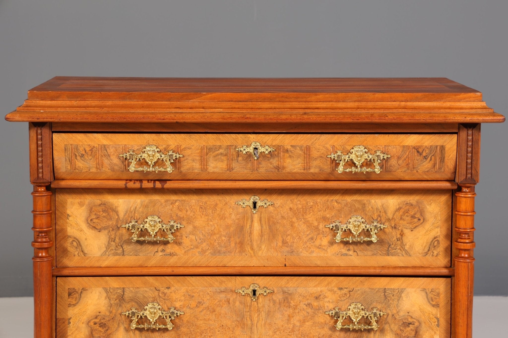 Traumhafte Gründerzeit Kommode Louis Philippe Vertiko Nussbaum Sideboard um 1880