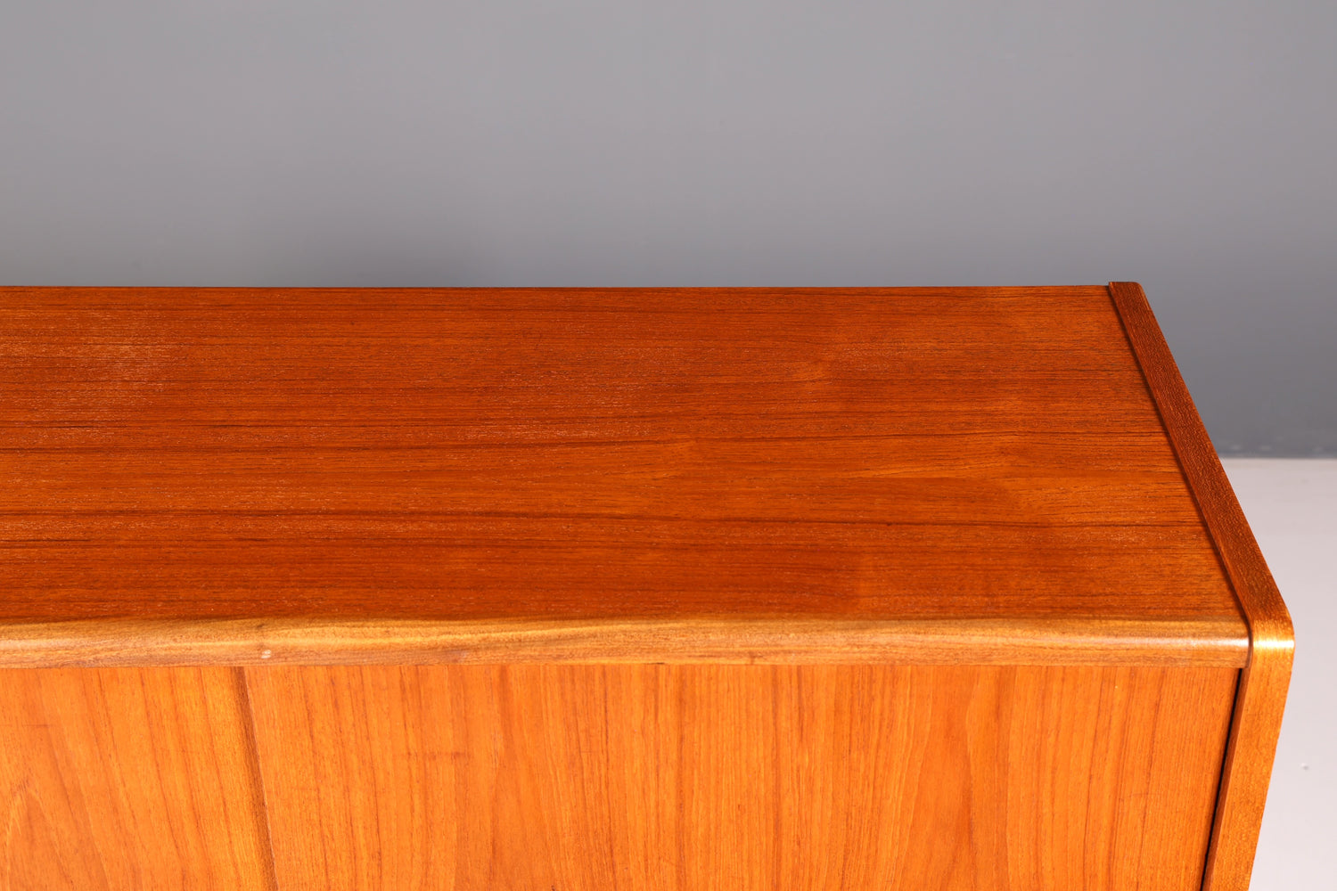 Stilvolles Mid Century Highboard Teak Holz Danish Design Sideboard Schrank Vintage Kommode Skandinavisch