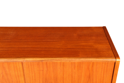 Hauptstadt Möblerei Mid Century Highboard aus massivem Teakholz mit markanter Maserung im skandinavischen Design