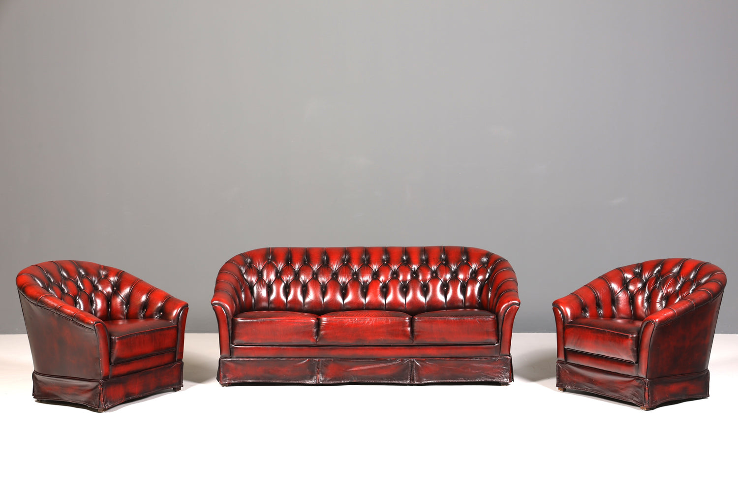 Wunderschönes Original Chesterfield Sofa 3- Sitzer echt Leder Englisch Oxblood Couch
