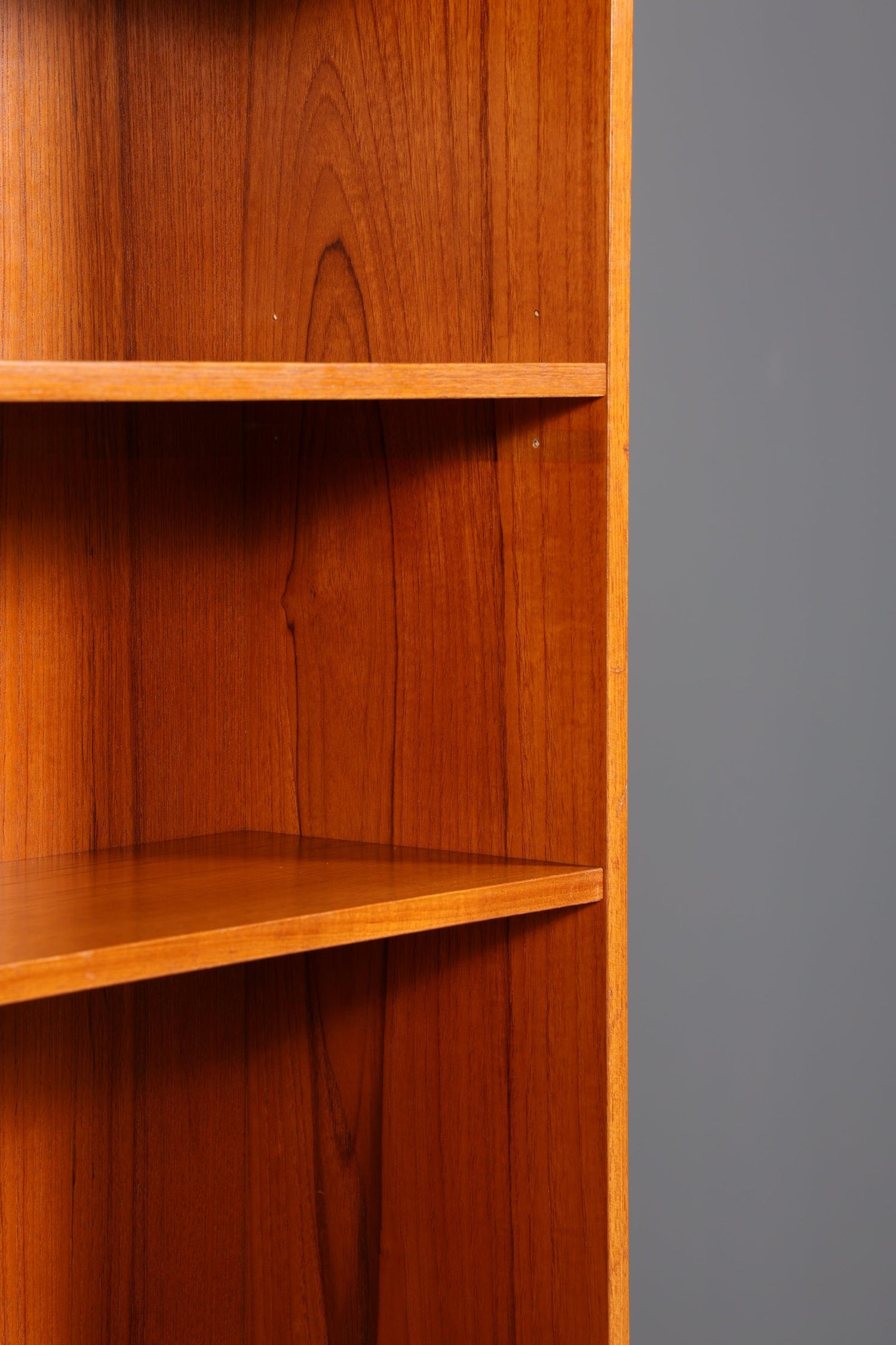 Stilvolles Mid Century Regal Danish Design Bücherregal Teak Holz Schrank Kommode 60er Jahre Bookshelf