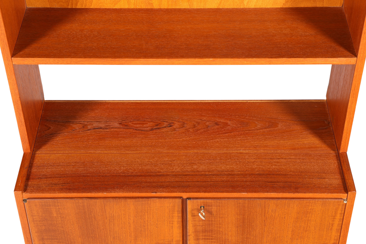 Hauptstadt Möblerei Mid Century Regal aus massivem Holz mit offener Ablage und abschließbarem Schrankfach