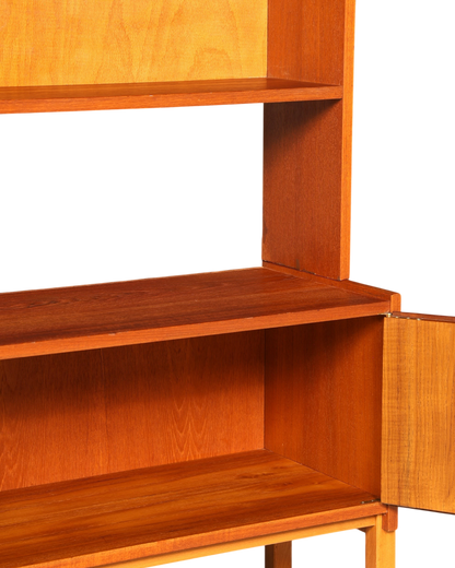 Hauptstadt Möblerei Mid Century Regal aus massivem Holz im Danish Design mit offener Ablage und Schrankfach