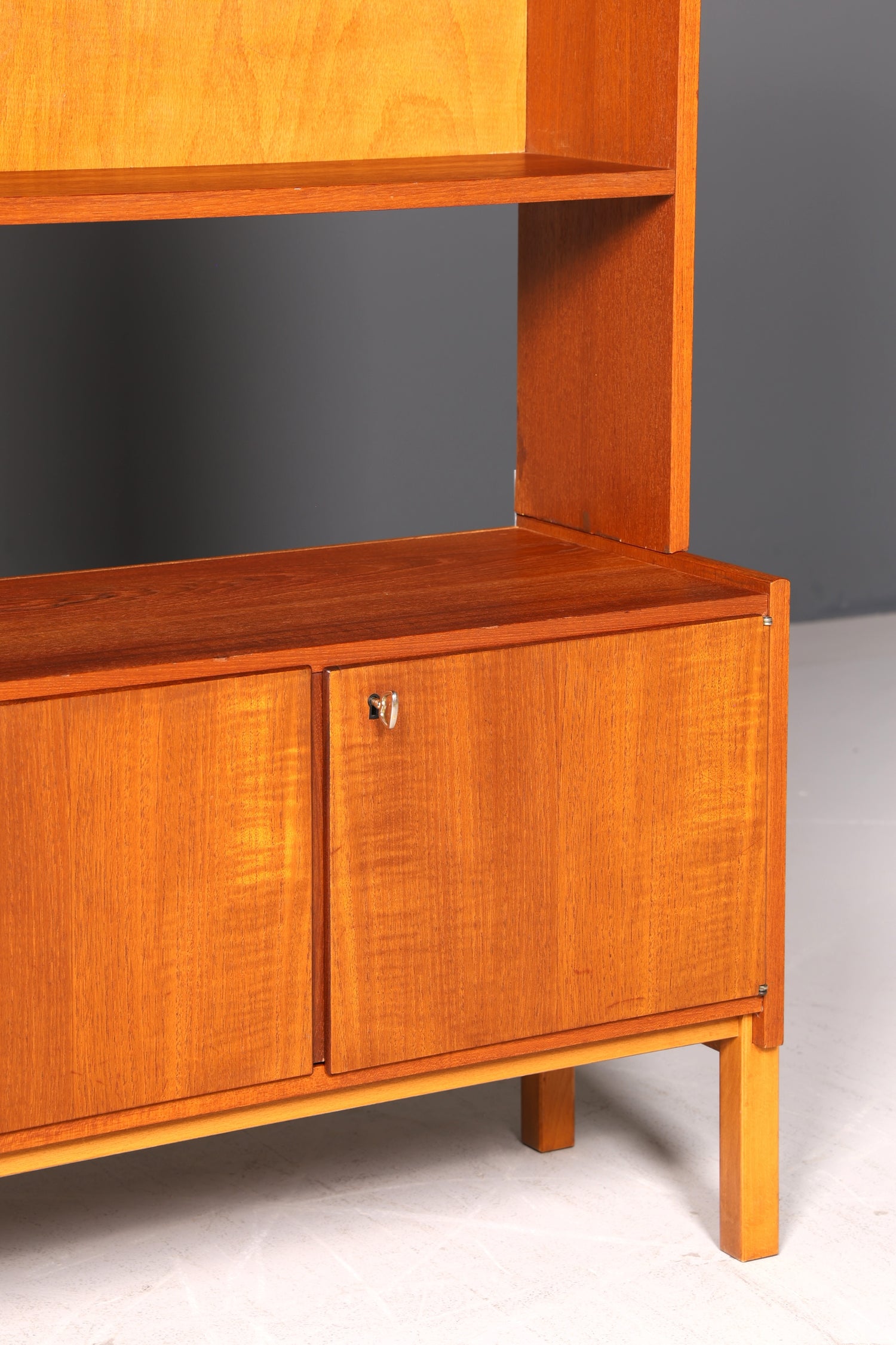 Schlichtes Mid Century Regal Danish Design Bücherregal Retro Schrank Kommode 60s Designklassiker