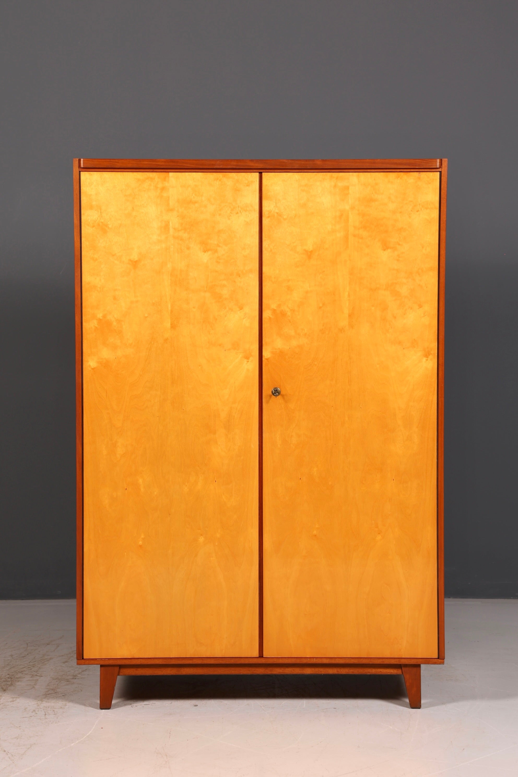 Traumhafter Mid Century Kleiderschrank Vintage Schrank Retro Wäscheschrank Dielenschrank Schlafzimmer