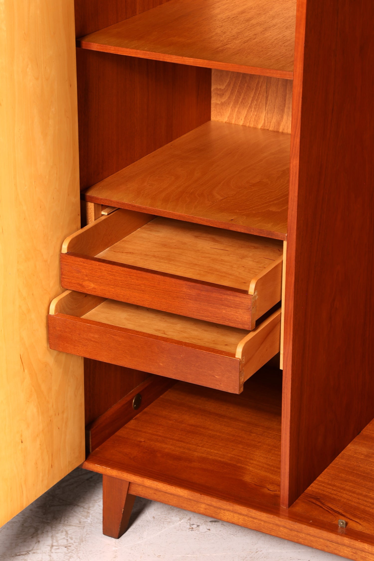Traumhafter Mid Century Kleiderschrank Vintage Schrank Retro Wäscheschrank Dielenschrank Schlafzimmer