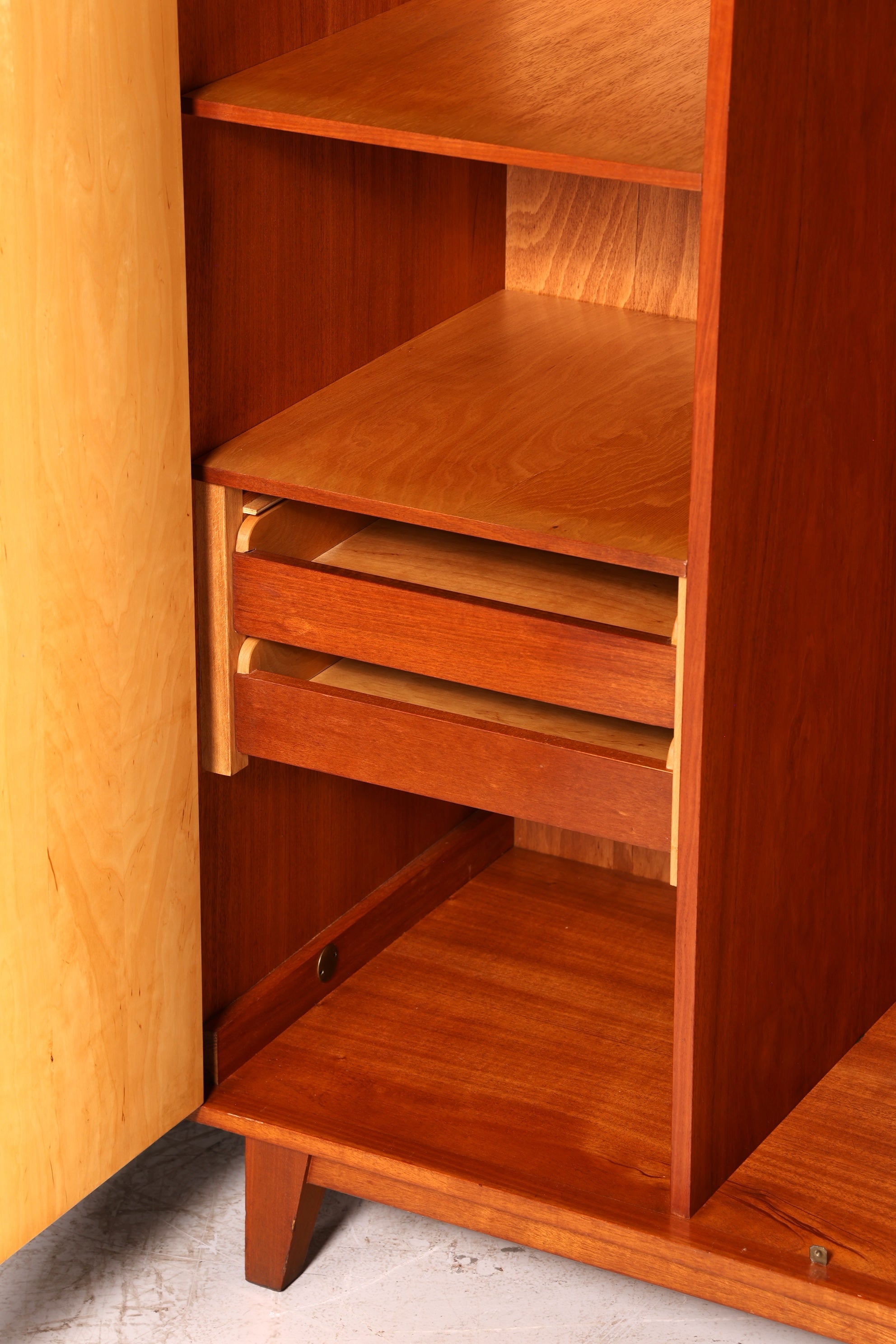 Traumhafter Mid Century Kleiderschrank Vintage Schrank Retro Wäscheschrank Dielenschrank Schlafzimmer