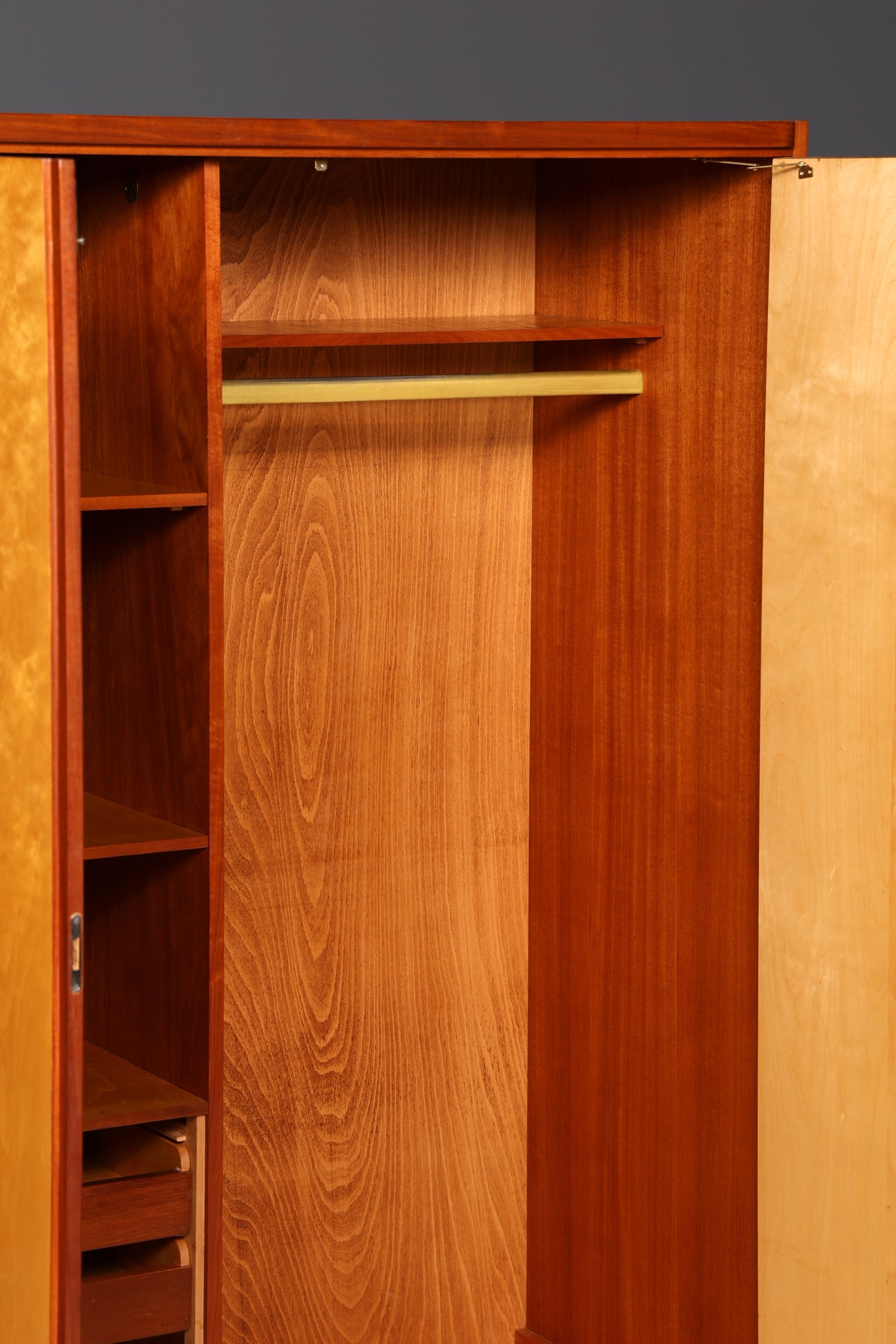 Traumhafter Mid Century Kleiderschrank Vintage Schrank Retro Wäscheschrank Dielenschrank Schlafzimmer