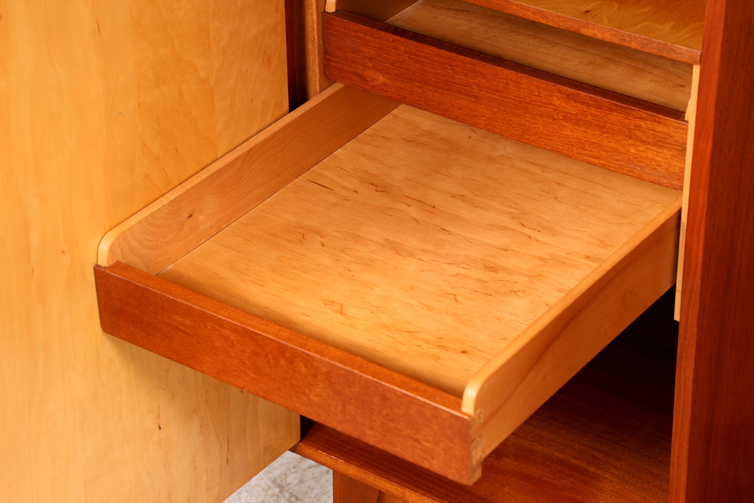 Traumhafter Mid Century Kleiderschrank Vintage Schrank Retro Wäscheschrank Dielenschrank Schlafzimmer