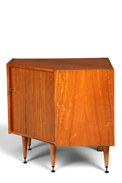 Hauptstadt Möblerei Mid Century Eckkommode aus Holz mit konischen Beinen im 60er Jahre Vintage Design