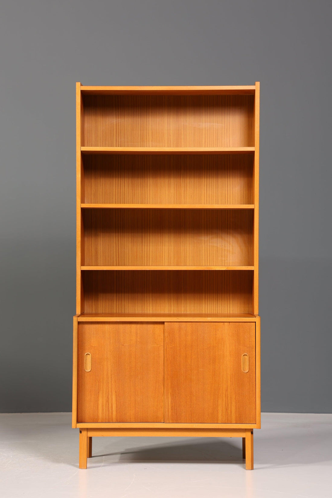 Schlichtes Mid Century Bücherregal Danish Design Schrank Retro Kommode "Made in Denmark" Schiebetür Regal Vintage 2 von 2