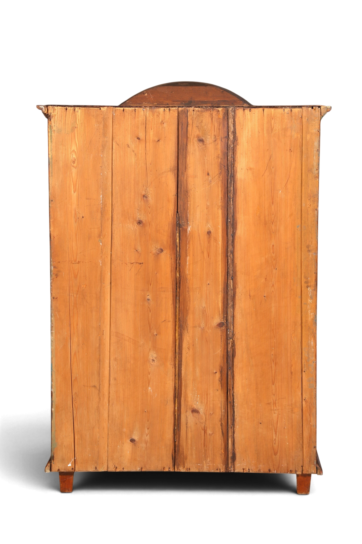 Hauptstadt Möblerei antiker Bauernschrank aus Massivholz mit geschwungenem Giebel und warmer Patina, Rückansicht