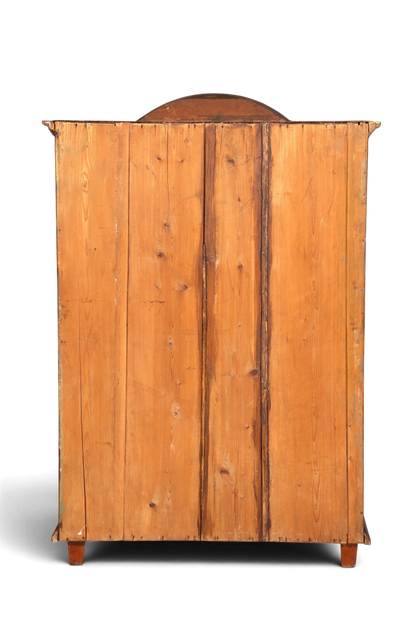 Hauptstadt Möblerei antiker Bauernschrank aus Massivholz mit geschwungenem Giebel und warmer Patina, Rückansicht