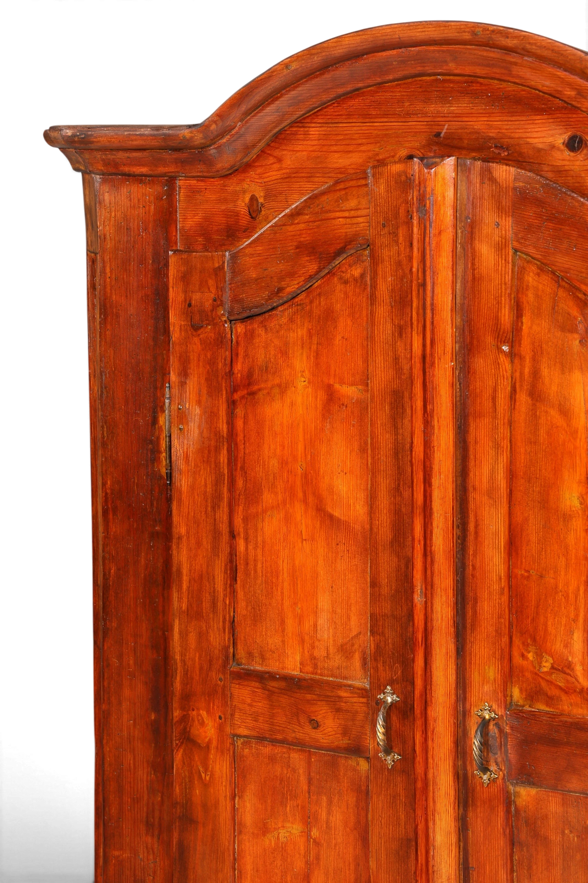 Hauptstadt Möblerei antiker Bauernschrank im Barockstil aus massivem Holz mit geschwungenem Giebel und warmer Patina