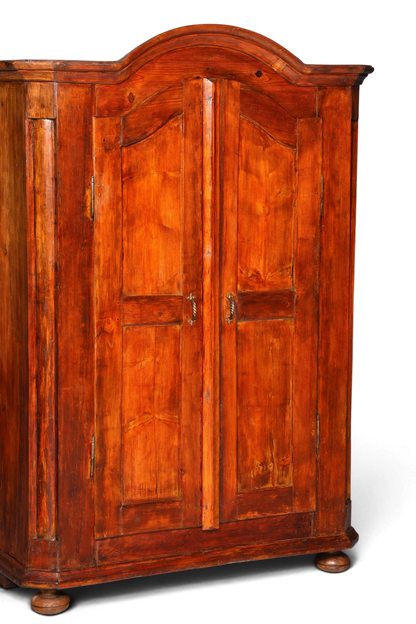 Hauptstadt Möblerei antiker Bauernschrank im Barockstil aus Massivholz mit geschwungenem Giebel und warmer Patina