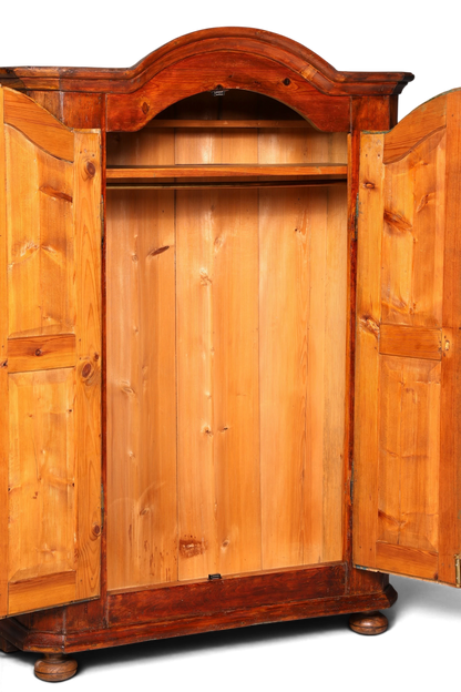 Hauptstadt Möblerei antiker Bauernschrank im Barockstil aus massivem Holz mit geschwungenem Giebel und Kugelfüßen