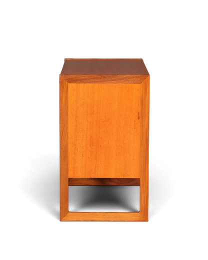 Hauptstadt Möblerei Mid Century Kommode aus Teakholz mit markanter Maserung und klassischem 60er Jahre Design
