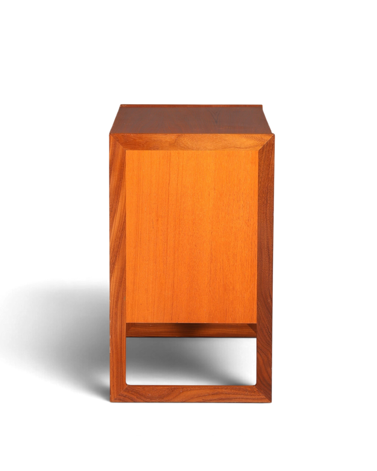 Hauptstadt Möblerei Mid Century Kommode aus massivem Teakholz mit eleganter Maserung in Seitenansicht