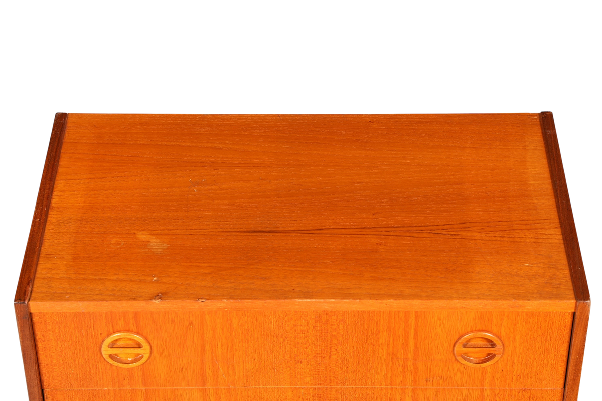 Hauptstadt Möblerei Mid Century Kommode aus Teakholz mit markanten runden Griffen und schöner Maserung