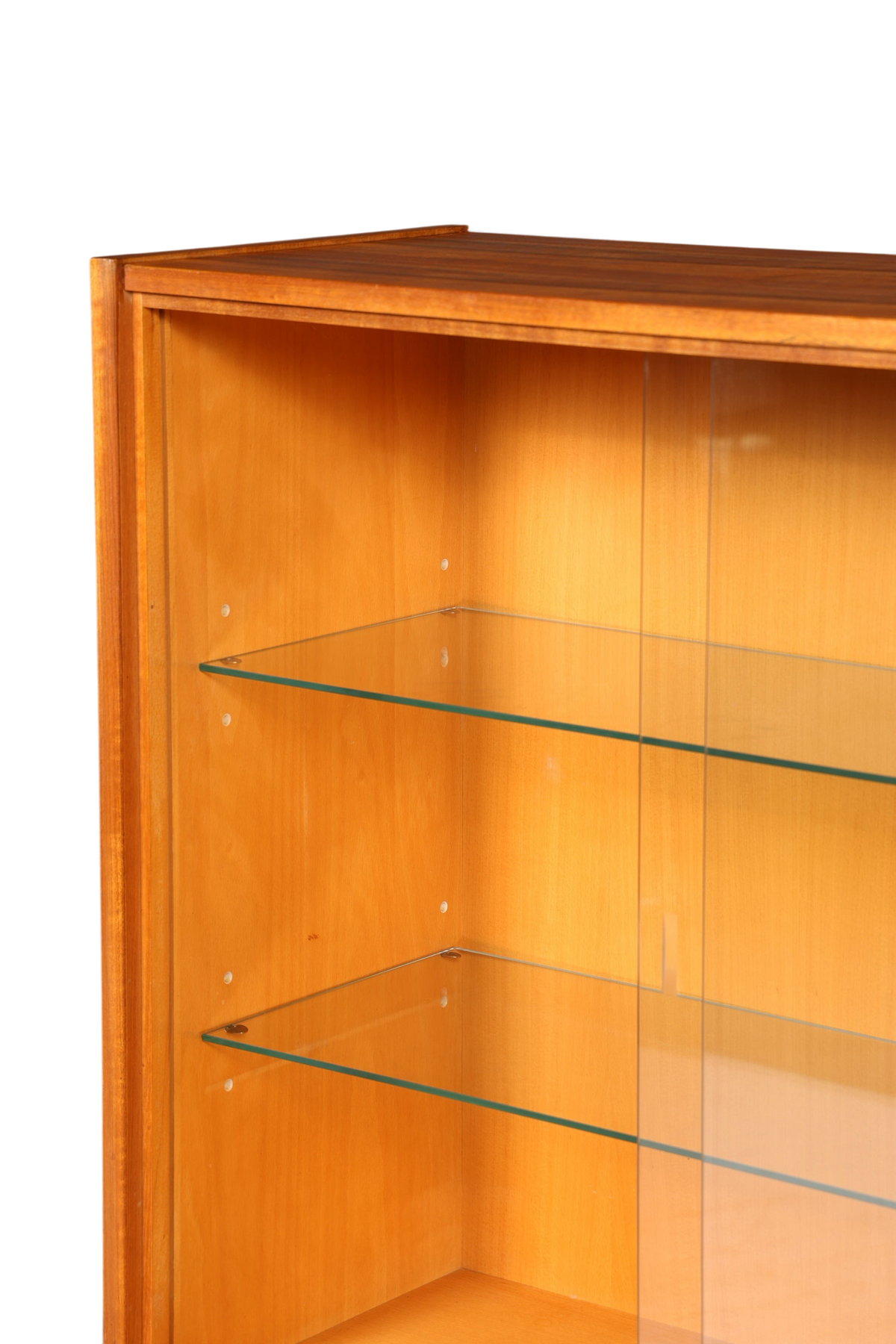 Hauptstadt Möblerei Mid Century Vitrine aus Holz mit entnehmbaren Glasschiebetüren und Glasböden im Detail