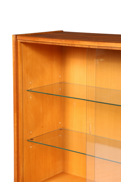 Hauptstadt Möblerei Mid Century Vitrine aus Holz mit entnehmbaren Glasschiebetüren und Glasböden im Detail