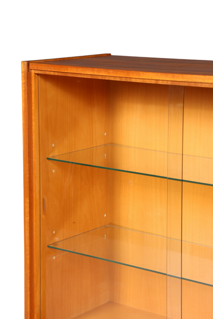 Hauptstadt Möblerei Mid Century Vitrine aus Holz mit Glasschiebetüren und Glasböden im Detail