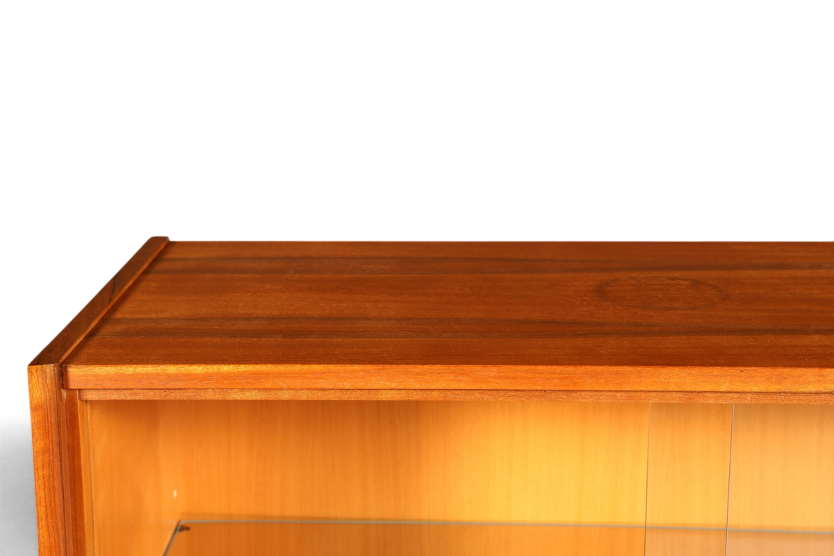 Hauptstadt Möblerei Mid Century Vitrine aus Holz mit warmer Maserung und Glasschiebetüren im Detail