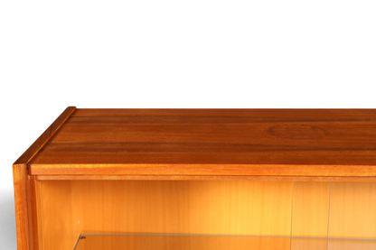 Hauptstadt Möblerei Mid Century Vitrine aus Holz mit warmer Maserung und Glasschiebetüren im Detail