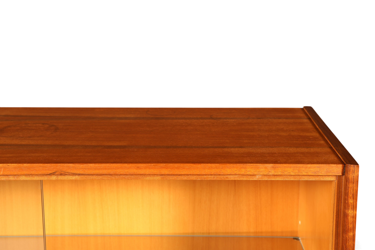 Hauptstadt Möblerei Mid Century Vitrine aus Holz mit warmer Maserung und Glasschiebetüren im Detail