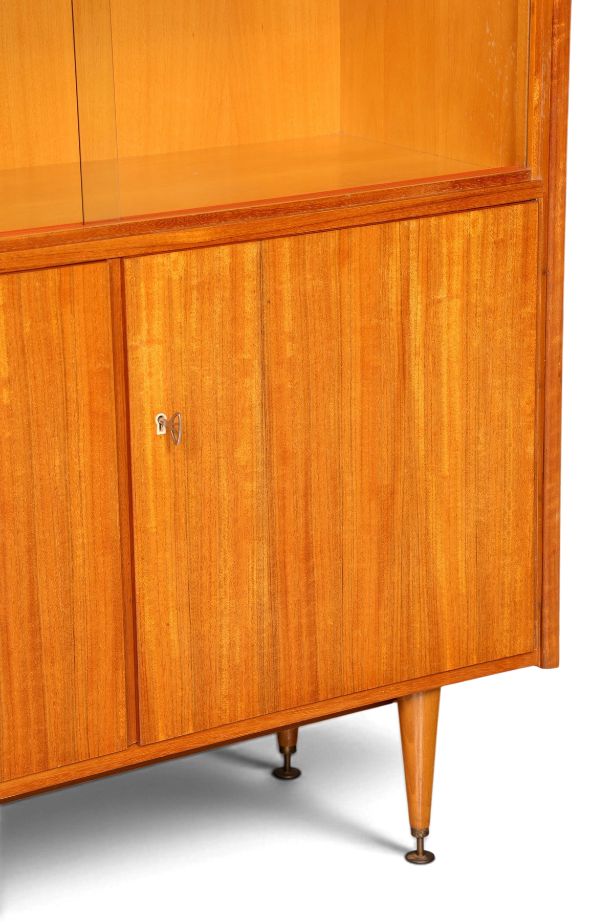 Hauptstadt Möblerei Mid Century Vitrine aus Holz mit konischen Beinen und Messingfüßen im Detail