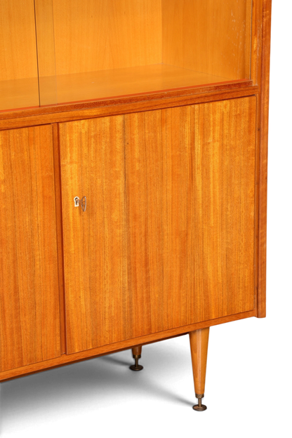 Hauptstadt Möblerei Mid Century Vitrine aus Holz mit konischen Beinen und Messingfüßen im Detail