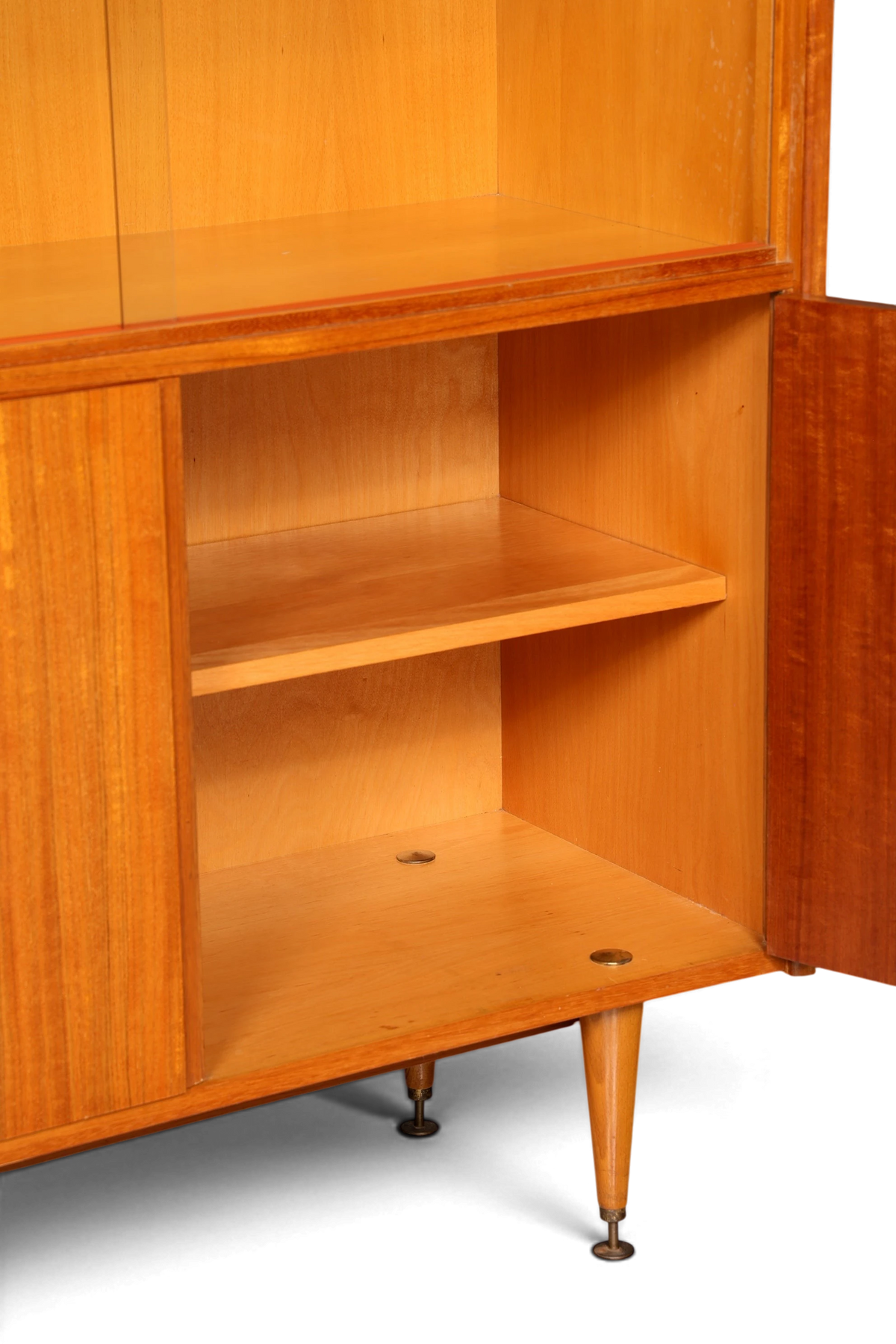 Hauptstadt Möblerei Mid Century Vitrine aus Holz mit offenem Schrankfach und konischen Beinen im 60er Jahre Design