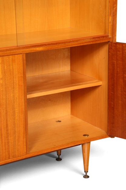 Hauptstadt Möblerei Mid Century Vitrine aus Holz mit offenem Schrankfach und konischen Beinen im 60er Jahre Design