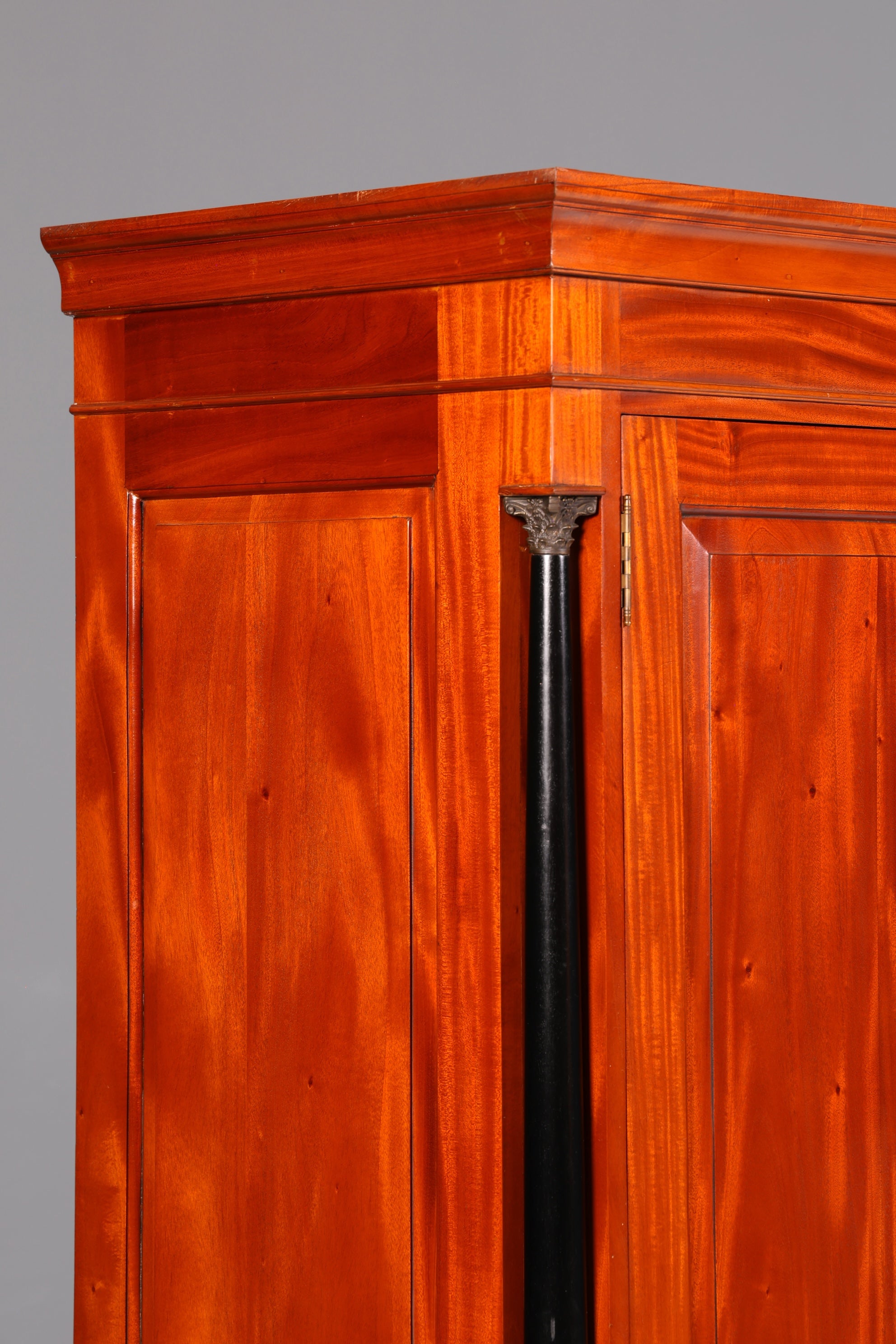 Wunderschöner Biedermeier Kleiderschrank Mahagoni Antik Säulenschrank Dielenschrank Wäscheschrank Massivholz