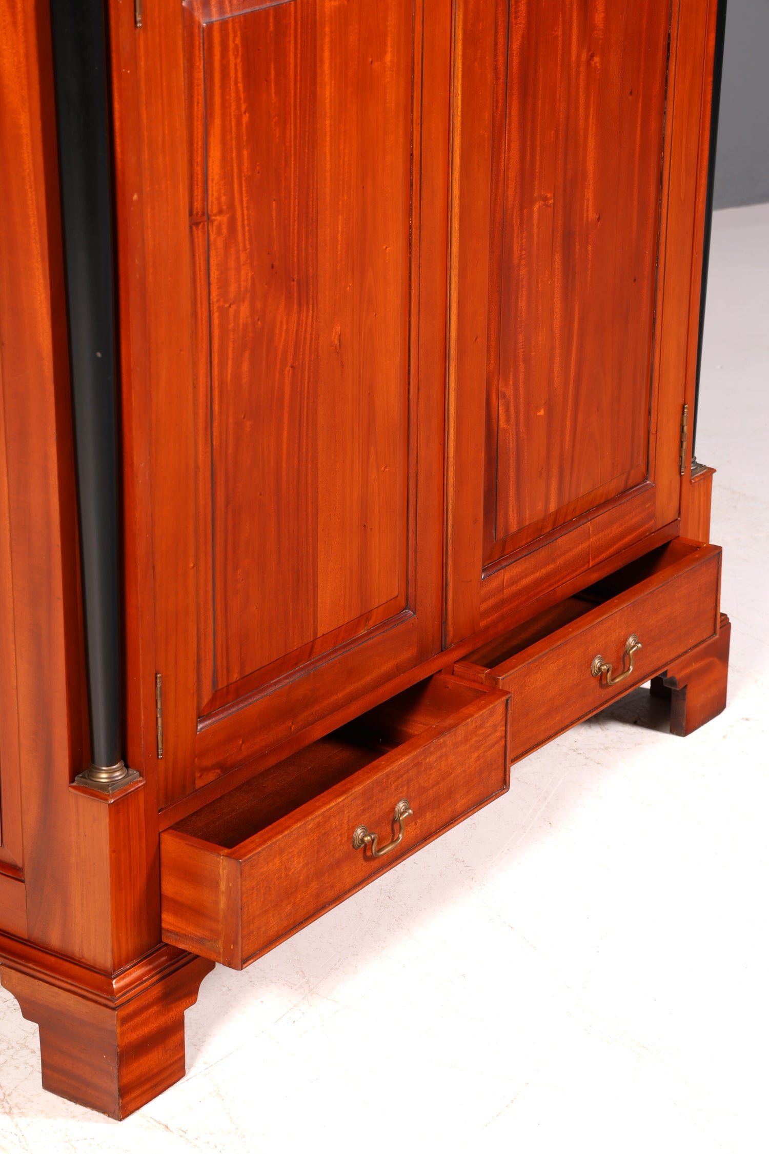 Wunderschöner Biedermeier Kleiderschrank Mahagoni Antik Säulenschrank Dielenschrank Wäscheschrank Massivholz