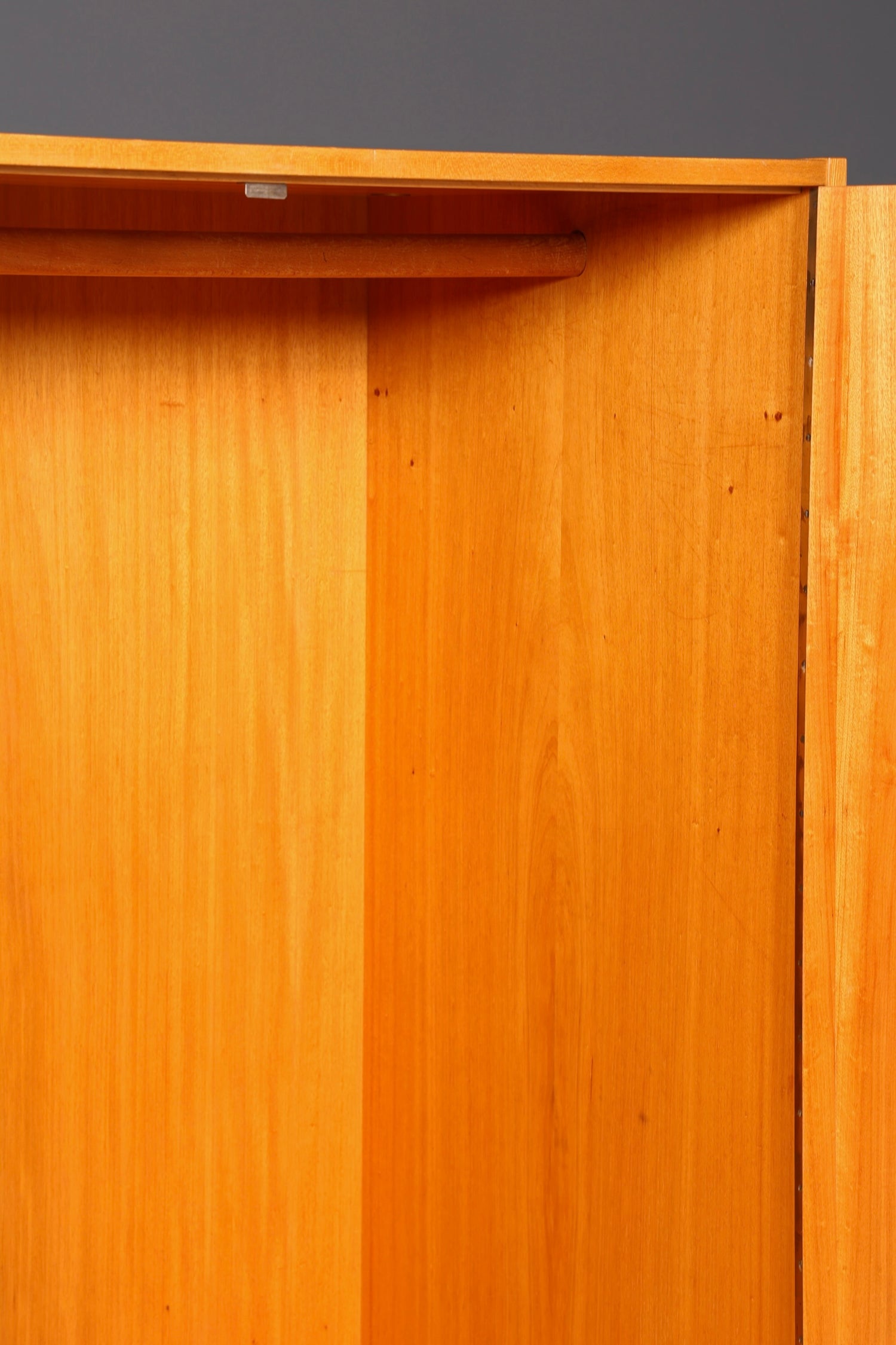 Traumhafter Original Hellerau Kleiderschrank Mid Century Vintage Schrank Retro Wäscheschrank Dielenschrank