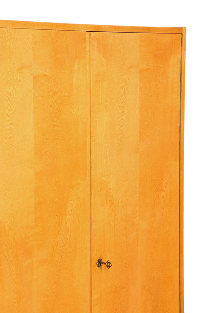 Hauptstadt Möblerei Hellerau Kleiderschrank aus hellem Echtholz im Mid-Century-Design mit antikem Schlüssel
